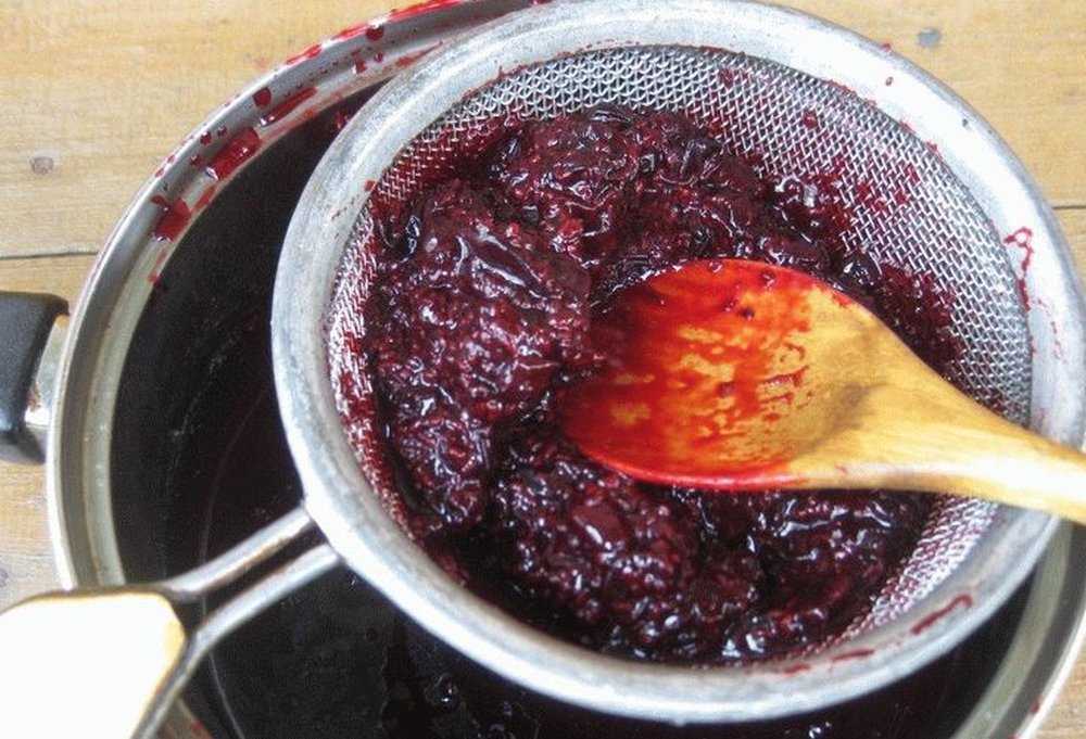 Черная смородина на зиму без варки — простые рецепты (с сахаром, варенье, желе)